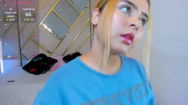 MikaelaStone online show from April 16, 2026, 9:39 pm