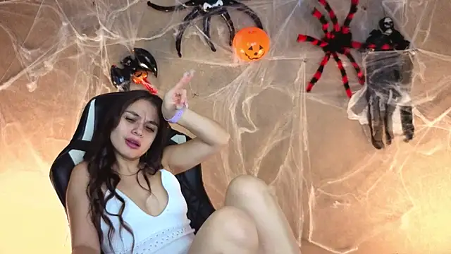 Leila Hefner online show from November 5, 2025, 2:55 am