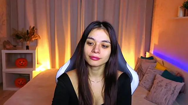 Leila Hefner online show from November 22, 2025, 2:32 am