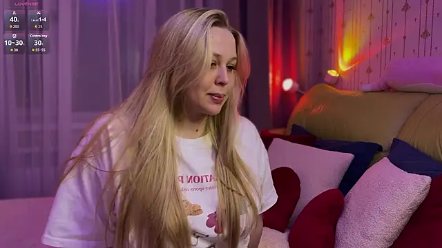 Estella Elwood online show from March 16, 2026, 6:01 pm