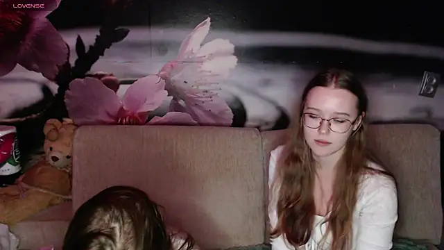 Snapshot of MandyMils chatting on October 19, 2025, 8:42 pm MandyMils online show from October 19, 2025, 8:42 pm