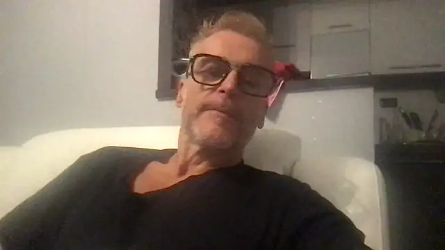 Axl hot online show from September 22, 2025, 7:16 pm