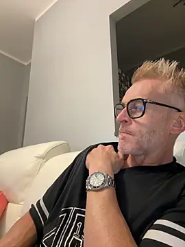 Axl hot online show from September 26, 2025, 7:51 pm