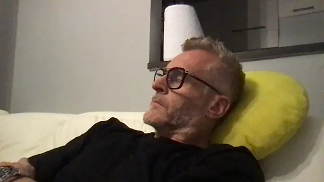 Axl hot online show from April 27, 2026, 9:02 pm