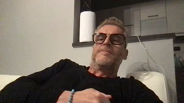 Axl hot online show from April 30, 2026, 8:57 pm