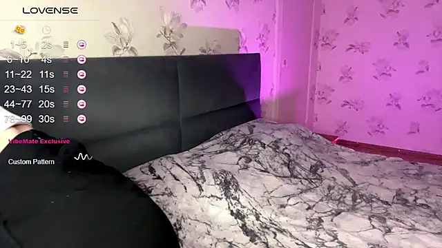 DiaDavidson online show from October 13, 2025, 6:19 pm