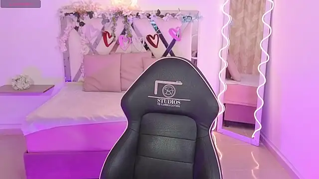 Snapshot of ZURY_TAY chatting on September 21, 2025, 11:45 am ZURY TAY online show from September 21, 2025, 11:45 am