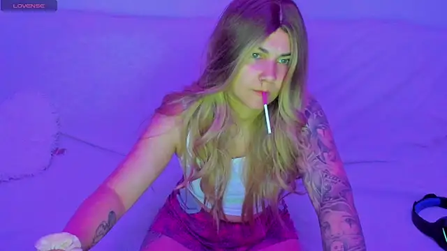 MiaKiittyy online show from April 27, 2026, 9:24 pm