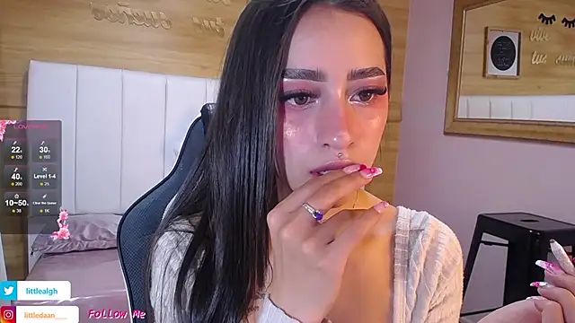 Snapshot of Abril_Velvet_a_ chatting on October 8, 2025, 12:58 pm Abril Velvet a online show from October 8, 2025, 12:58 pm