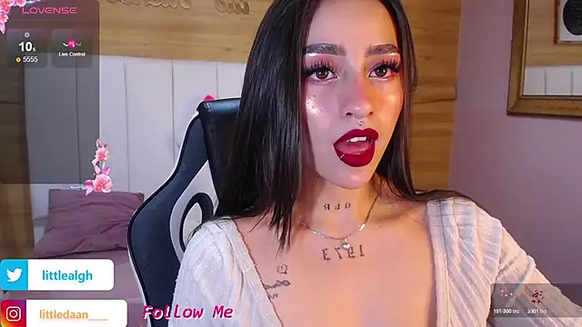 Snapshot of Abril_Velvet_a_ chatting on October 22, 2025, 7:46 pm Abril Velvet a online show from October 22, 2025, 7:46 pm