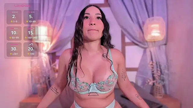 ReinaChloe online show from March 4, 2026, 10:54 am