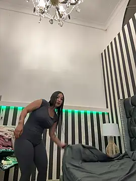 Snapshot of ReinaChloe chatting on June 10, 2026, 3:50 am ReinaChloe online show from June 10, 2026, 3:50 am
