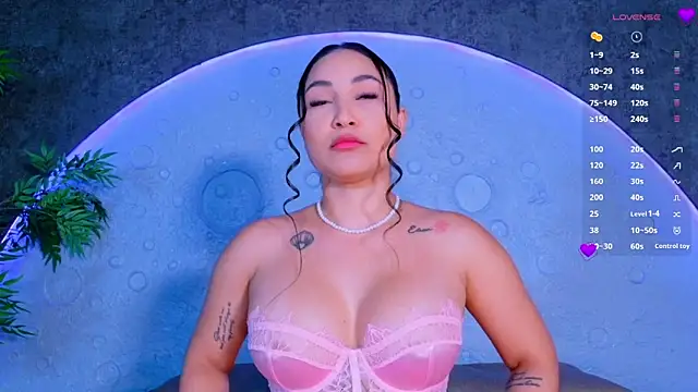 ReinaChloe online show from June 18, 2026, 4:33 pm