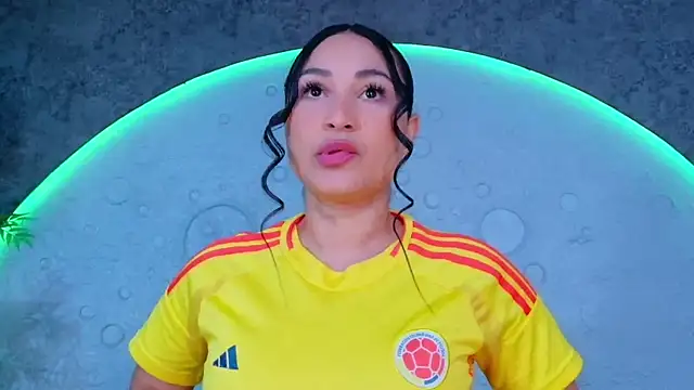 ReinaChloe online show from July 7, 2026, 4:22 pm