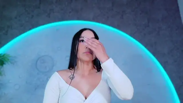 ReinaChloe online show from July 25, 2026, 4:26 pm