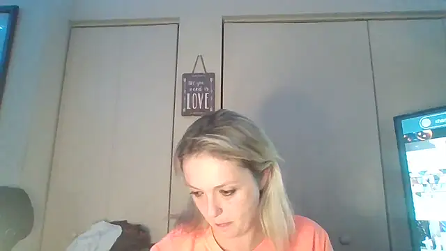 Candykissesxoxo online show from November 3, 2025, 9:32 am