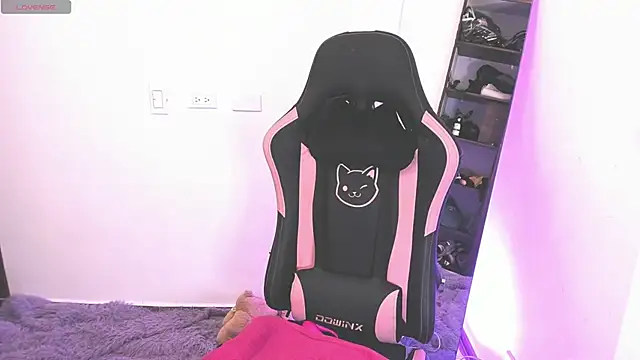 samiacooper25 online show from September 8, 2025, 11:15 pm