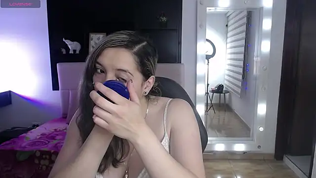 Agatha bellucci  online show from March 4, 2026, 12:44 pm