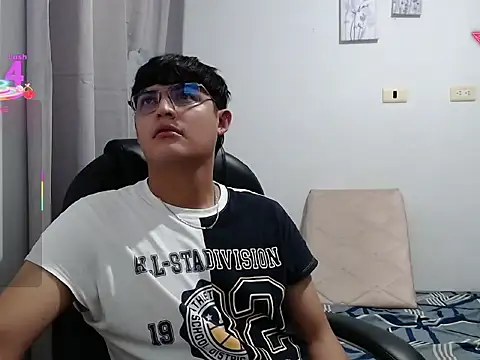 yesitwink  online show from March 16, 2026, 2:39 am