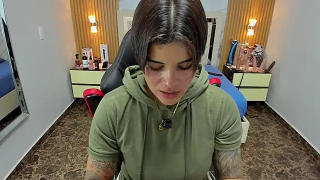 KAROLLJONES1 online show from December 2, 2025, 7:42 pm