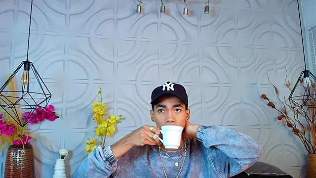 Snapshot of AlanCutee chatting on June 17, 2026, 1:34 pm AlanCutee online show from June 17, 2026, 1:34 pm