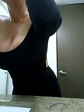 Snapshot of Esmeralda333 chatting on November 12, 2025, 4:07 pm Esmeralda333 online show from November 12, 2025, 4:07 pm