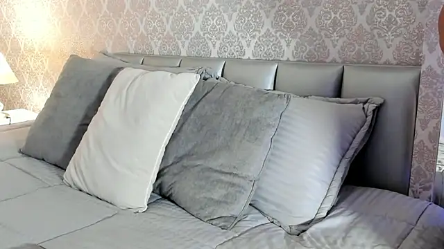 BellaNixs online show from December 1, 2025, 3:33 am