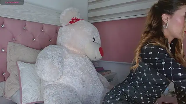 Snapshot of Ayleen_m chatting on September 12, 2025, 6:13 am Ayleen m online show from September 12, 2025, 6:13 am