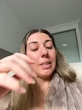 Snapshot of louiseberkeley chatting on July 1, 2026, 2:02 am louiseberkeley online show from July 1, 2026, 2:02 am