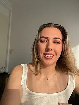 Snapshot of louiseberkeley chatting on August 5, 2026, 10:33 pm louiseberkeley online show from August 5, 2026, 10:33 pm