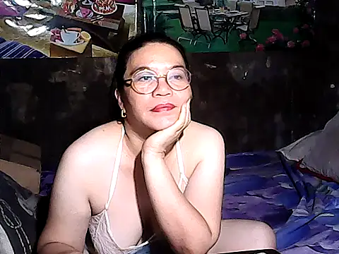 Snapshot of Adeline05 chatting on September 14, 2025, 9:25 pm Adeline05 online show from September 14, 2025, 9:25 pm