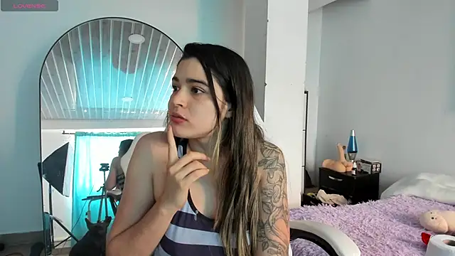 MiaVillalobos online show from May 2, 2026, 3:06 pm