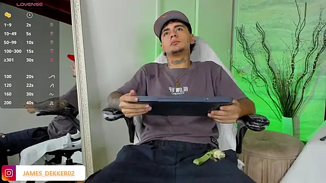 Snapshot of JamesDeker chatting on September 9, 2025, 8:30 pm JamesDeker online show from September 9, 2025, 8:30 pm