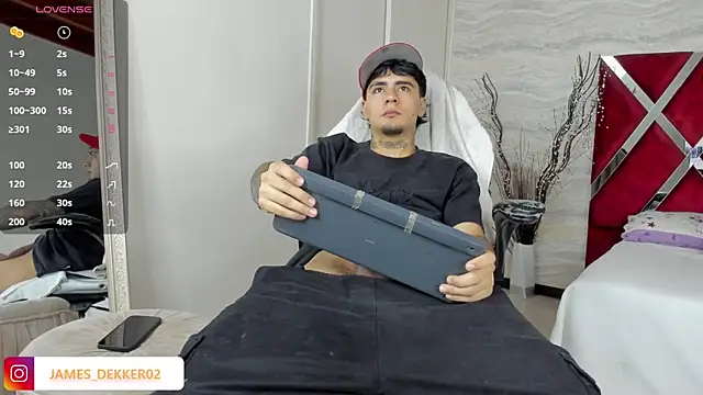 Snapshot of JamesDeker chatting on September 29, 2025, 8:13 pm JamesDeker online show from September 29, 2025, 8:13 pm