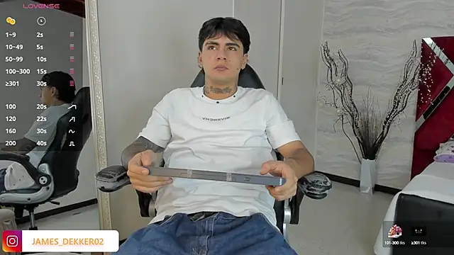 Snapshot of JamesDeker chatting on October 4, 2025, 7:56 pm JamesDeker online show from October 4, 2025, 7:56 pm