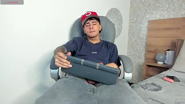 Snapshot of JamesDeker chatting on October 8, 2025, 8:39 pm JamesDeker online show from October 8, 2025, 8:39 pm