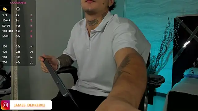 Snapshot of JamesDeker chatting on October 9, 2025, 8:18 pm JamesDeker online show from October 9, 2025, 8:18 pm