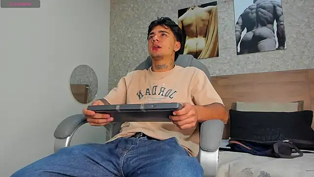 Snapshot of JamesDeker chatting on October 13, 2025, 10:10 pm JamesDeker online show from October 13, 2025, 10:10 pm