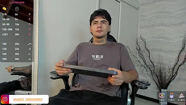 Snapshot of JamesDeker chatting on October 15, 2025, 8:09 pm JamesDeker online show from October 15, 2025, 8:09 pm