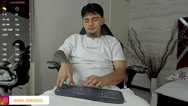 Snapshot of JamesDeker chatting on October 20, 2025, 8:09 pm JamesDeker online show from October 20, 2025, 8:09 pm