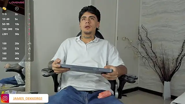 Snapshot of JamesDeker chatting on October 21, 2025, 8:20 pm JamesDeker online show from October 21, 2025, 8:20 pm