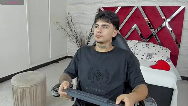 Snapshot of JamesDeker chatting on October 23, 2025, 8:07 pm JamesDeker online show from October 23, 2025, 8:07 pm