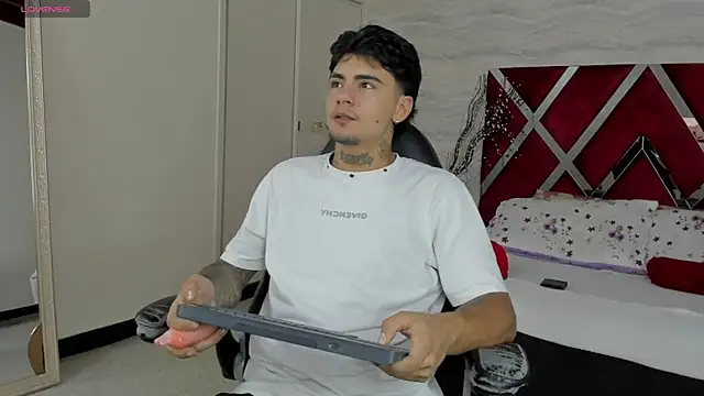 Snapshot of JamesDeker chatting on October 24, 2025, 8:05 pm JamesDeker online show from October 24, 2025, 8:05 pm