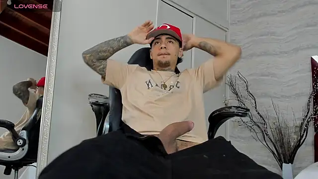 Snapshot of JamesDeker chatting on October 29, 2025, 4:04 am JamesDeker online show from October 29, 2025, 4:04 am