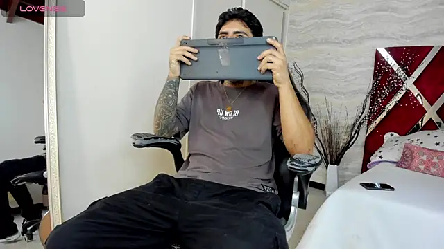 Snapshot of JamesDeker chatting on October 30, 2025, 8:31 pm JamesDeker online show from October 30, 2025, 8:31 pm