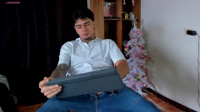 Snapshot of JamesDeker chatting on December 22, 2025, 3:53 pm JamesDeker online show from December 22, 2025, 3:53 pm