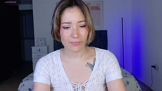 Eliih 01 online show from September 23, 2025, 2:14 am