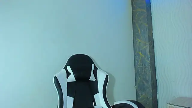 Raven Rouge  online show from June 12, 2026, 12:37 pm