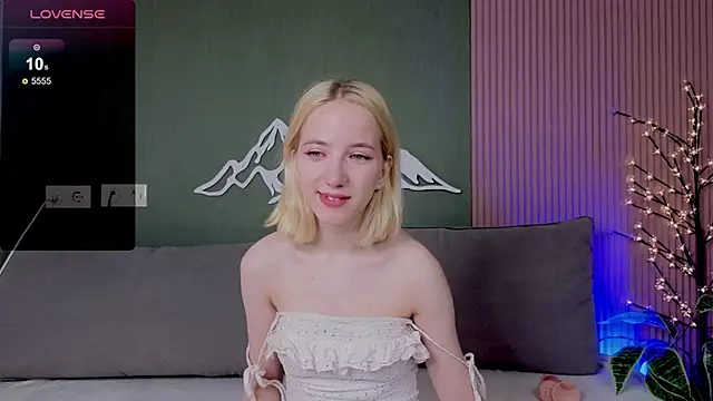 Snapshot of EmmaNovak chatting on September 29, 2025, 12:10 pm EmmaNovak online show from September 29, 2025, 12:10 pm