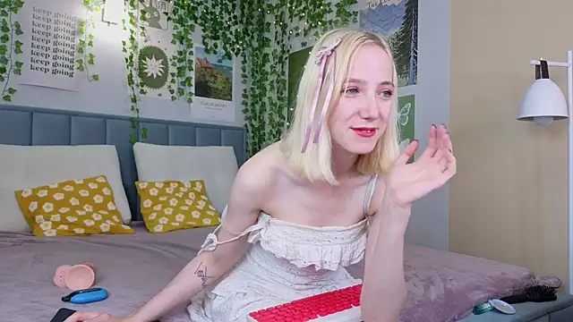 Snapshot of EmmaNovak chatting on October 6, 2025, 12:13 pm EmmaNovak online show from October 6, 2025, 12:13 pm